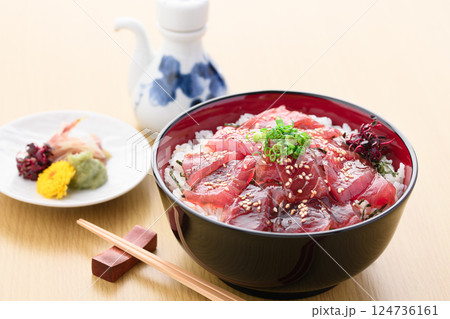 マグロの漬け丼 124736161