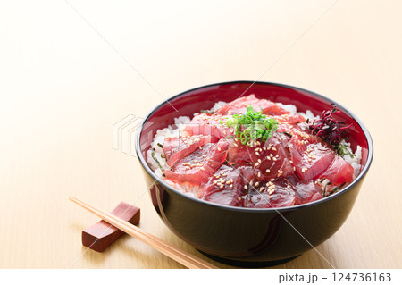 マグロの漬け丼 マグロの漬け丼 124736163