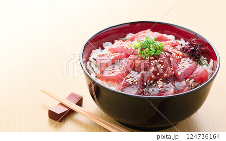 マグロの漬け丼 124736164