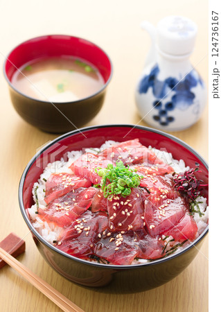 マグロの漬け丼 マグロの漬け丼 124736167