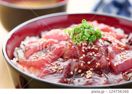 マグロの漬け丼 マグロの漬け丼 124736168