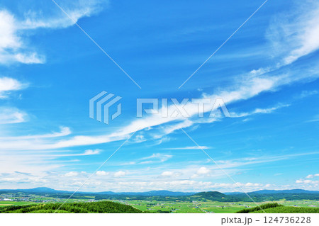 北海道 夏の青空と大地 北海道 夏の青空と大地 124736228
