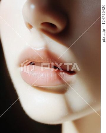 ソフトでナチュラルなすっぴん唇のクローズアップ 124736426