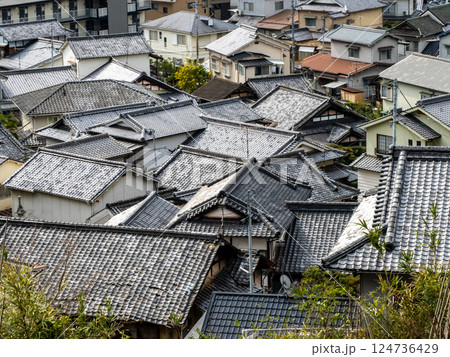 高い位置から見た瓦屋根の町並み 124736429