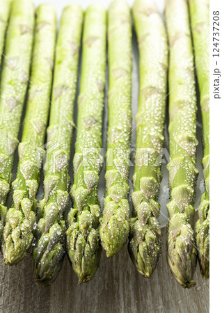 北海道の新鮮で美味しいアスパラ 北海道の新鮮で美味しいアスパラ 124737208