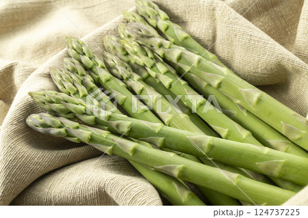 北海道の新鮮で美味しいアスパラ 124737225