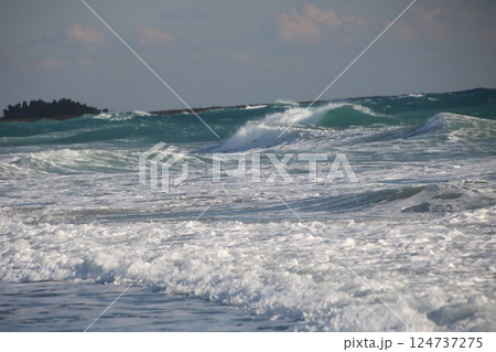 遠州灘の白波 124737275