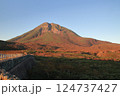 夕焼けに照らされる羅臼岳 124737427