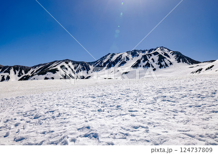 富山県 雪が残る室堂から望む風景 富山県 雪が残る室堂から望む風景 124737809