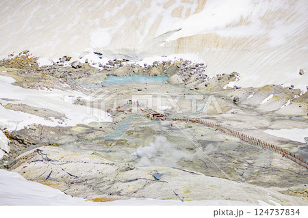 富山県　雪が残る室堂から望む風景 124737834