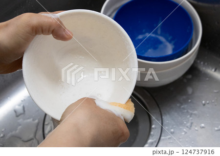 食器洗い 124737916
