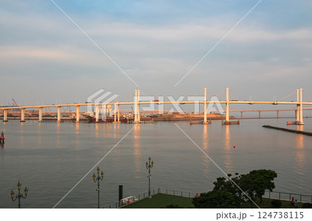 澳門友誼大橋(フレンドシップ大橋)及びマカオ大橋：マカオ半島とタイパ島を結ぶ橋 124738115
