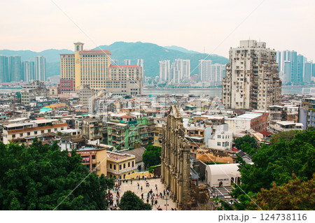 マカオ モンテの砦(世界遺産)から見下ろした「聖ポール天主堂跡」のある風景 マカオ モンテの砦(世界遺産)から見下ろした「聖ポール天主堂跡」のある風景 124738116