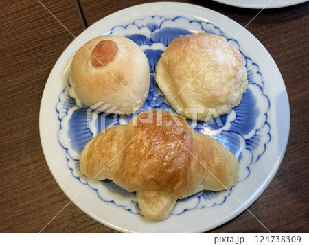 焼きたてパン3種~明太子&メロンパン&クロワッサン 焼きたてパン3種~明太子&メロンパン&クロワッサン 124738309