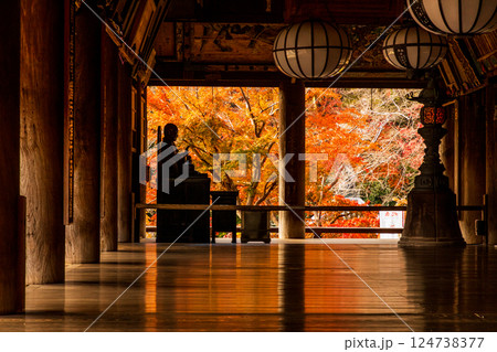 奈良県桜井市　総本山大和国長谷寺　紅葉の本堂礼堂 124738377
