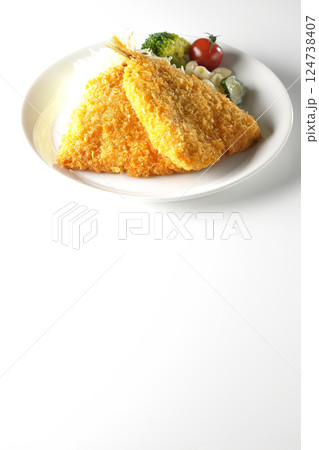 鯵のフライを白背景で撮影 124738407