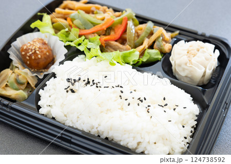 おいしい中華料理、チンジャオロース弁当 124738592