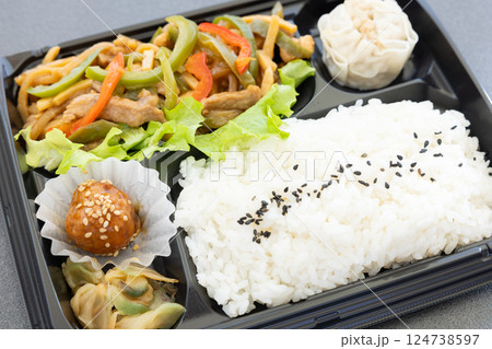 おいしい中華料理、チンジャオロース弁当 124738597