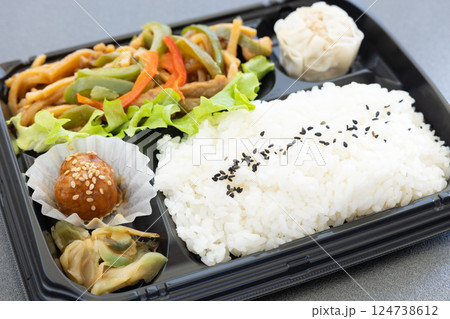 おいしい中華料理、チンジャオロース弁当 124738612