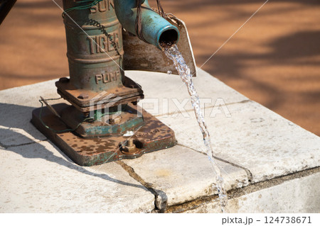 手押しポンプ 124738671