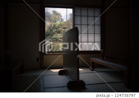古民家の和室の窓からの景色 124738797
