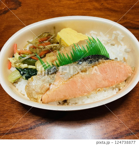 鮭とちくわのもち麦ご飯弁当 鮭とちくわのもち麦ご飯弁当 124738877