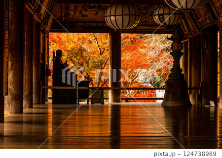 奈良県桜井市 総本山大和国長谷寺 紅葉の本堂礼堂 奈良県桜井市 総本山大和国長谷寺 紅葉の本堂礼堂 124738989