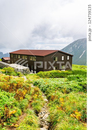 剣山荘（くろゆりのコルへ向かうルートからの眺め）　北アルプス剱岳登山 124739135