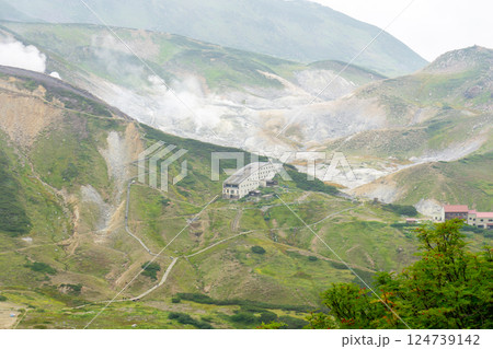 雷鳥沢ヒュッテと地獄谷(雷鳥沢の登山道からの眺め)北アルプス剱岳登山 雷鳥沢ヒュッテと地獄谷(雷鳥沢の登山道からの眺め)北アルプス剱岳登山 124739142