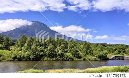 羊蹄山夏の風景 124739178
