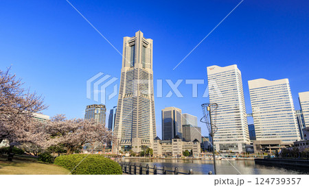 桜咲く、運河から望むみなとみらい 124739357