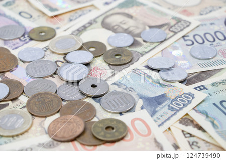 お金 小銭 紙幣 124739490