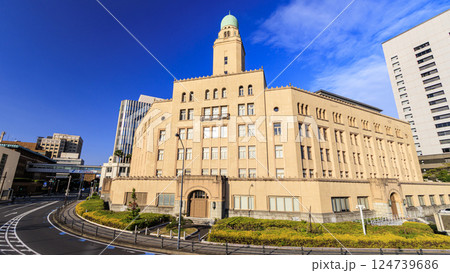 青空に映える旧横浜税関 124739686