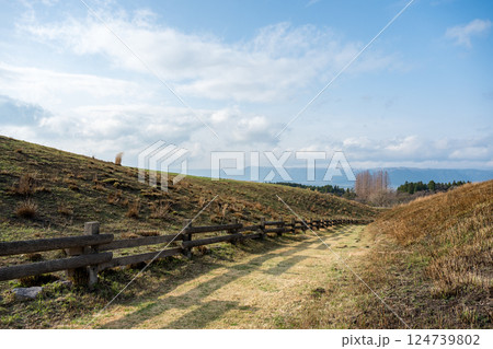 野焼き跡の阿蘇の風景 124739802