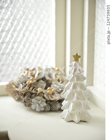 窓辺に飾られたクリスマスイメージ 124739935