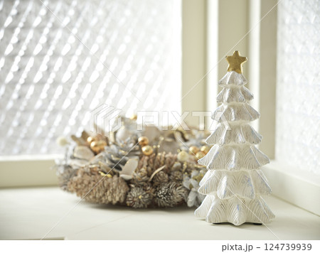 窓辺に飾られたクリスマスイメージ 124739939