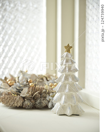 窓辺に飾られたクリスマスイメージ 124739940