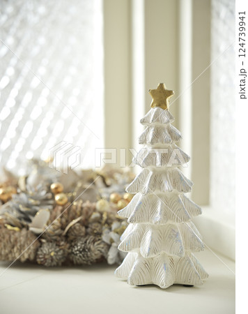 窓辺に飾られたクリスマスイメージ 窓辺に飾られたクリスマスイメージ 124739941
