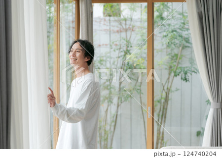 窓の外を見る男性 124740204