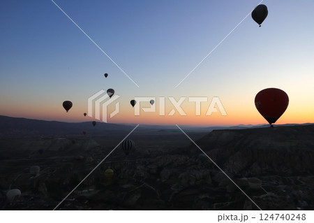 カッパドキアの夜明けの空に浮かぶ気球 124740248