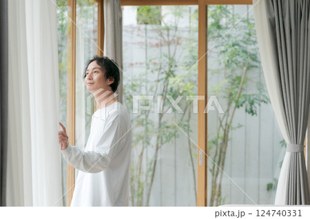 窓の外を見る男性 窓の外を見る男性 124740331