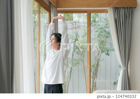 窓の外を見る男性 124740332