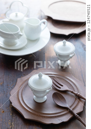 テーブルに置かれたマスタードポット 124740521