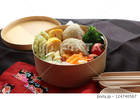 丸わっぱに詰めた手作りおにぎり弁当 丸わっぱに詰めた手作りおにぎり弁当 124740567