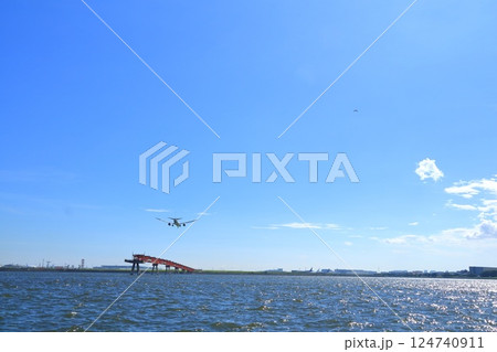 東京都・大田区・京浜島つばさ公園から眺める羽田空港の景色 124740911