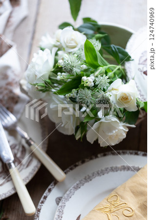 テーブルの花束とカトラリー 124740969