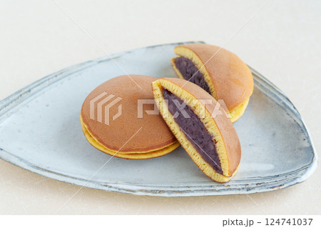 お皿に乗ったどら焼き 124741037