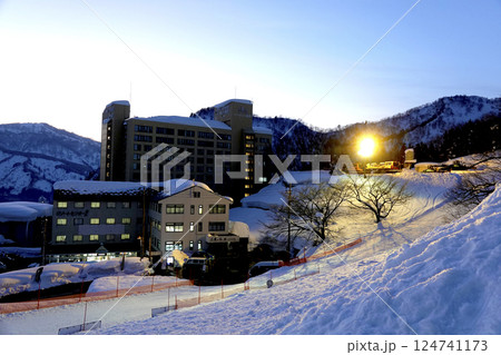 陽が落ちて照明が灯り出したスキーセンターとリゾートマンション付近 124741173