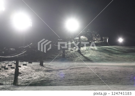 静まり返った誰もいないナイターゲレンデ 124741183