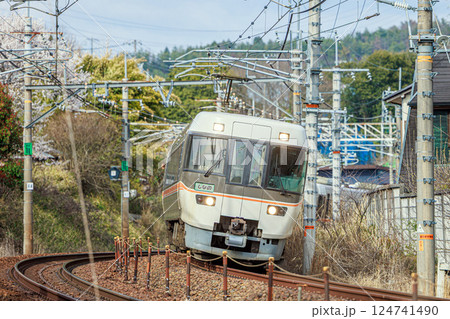 カーブを曲がる特急しなの 124741490